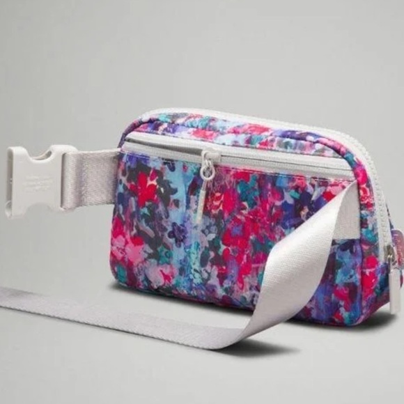lululemon athletica Everywhere Belt Bag Flower Glide Multi/Vapor  NWT - Picture 2 of 3
